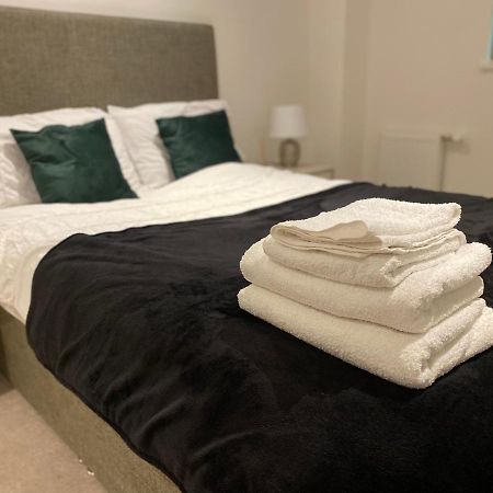 Triple T Homes Cosy 2 Bedroom Apartment With Balcony อิลฟอร์ด ภายนอก รูปภาพ