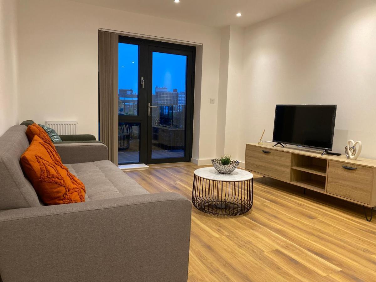Triple T Homes Cosy 2 Bedroom Apartment With Balcony อิลฟอร์ด ภายนอก รูปภาพ