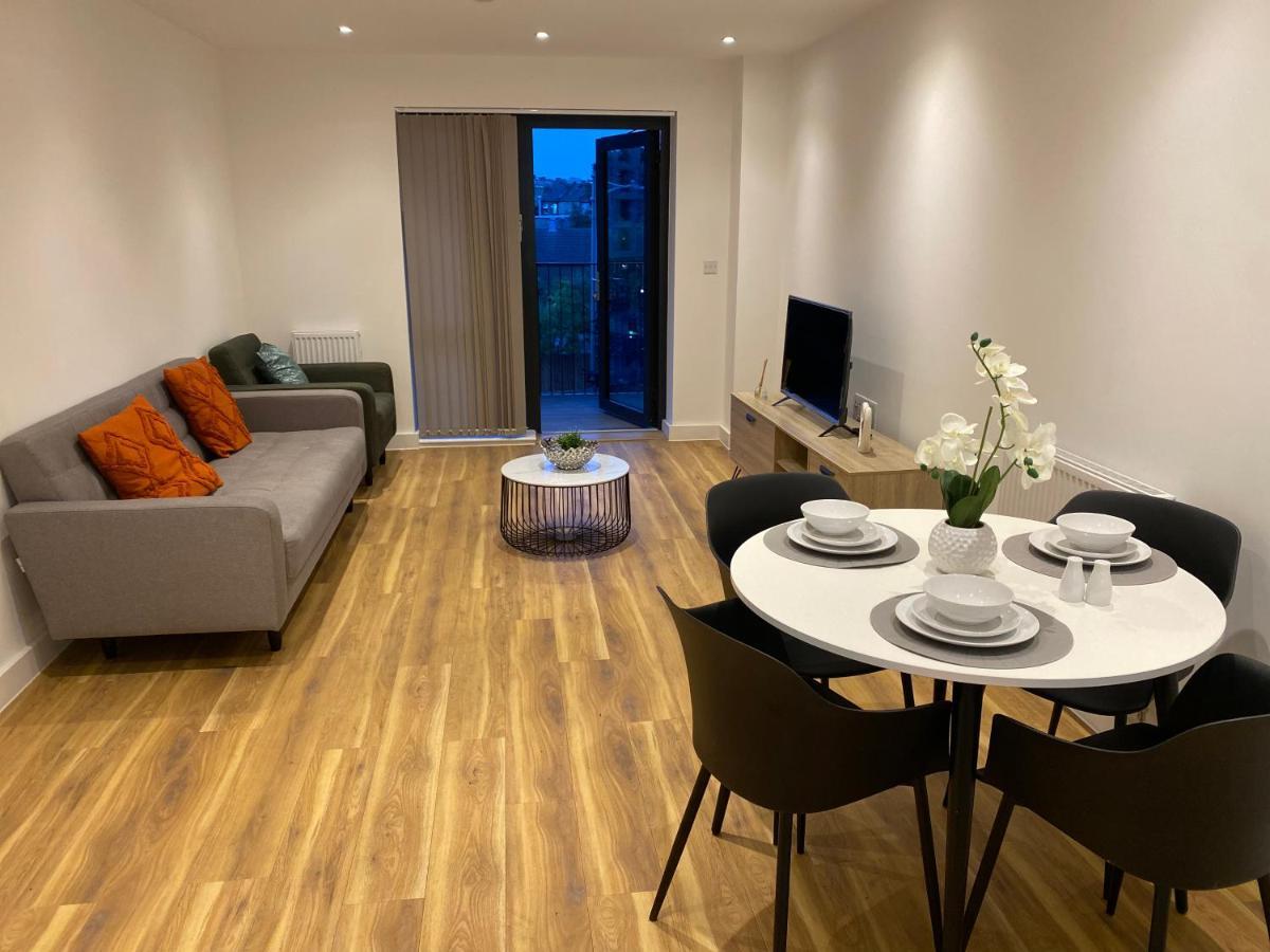 Triple T Homes Cosy 2 Bedroom Apartment With Balcony อิลฟอร์ด ภายนอก รูปภาพ