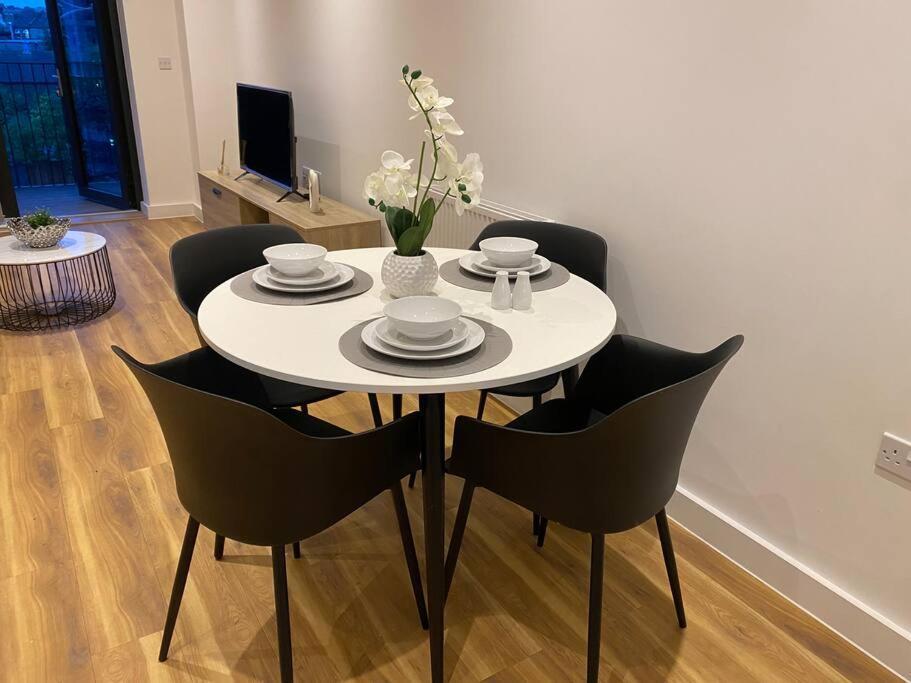 Triple T Homes Cosy 2 Bedroom Apartment With Balcony อิลฟอร์ด ภายนอก รูปภาพ