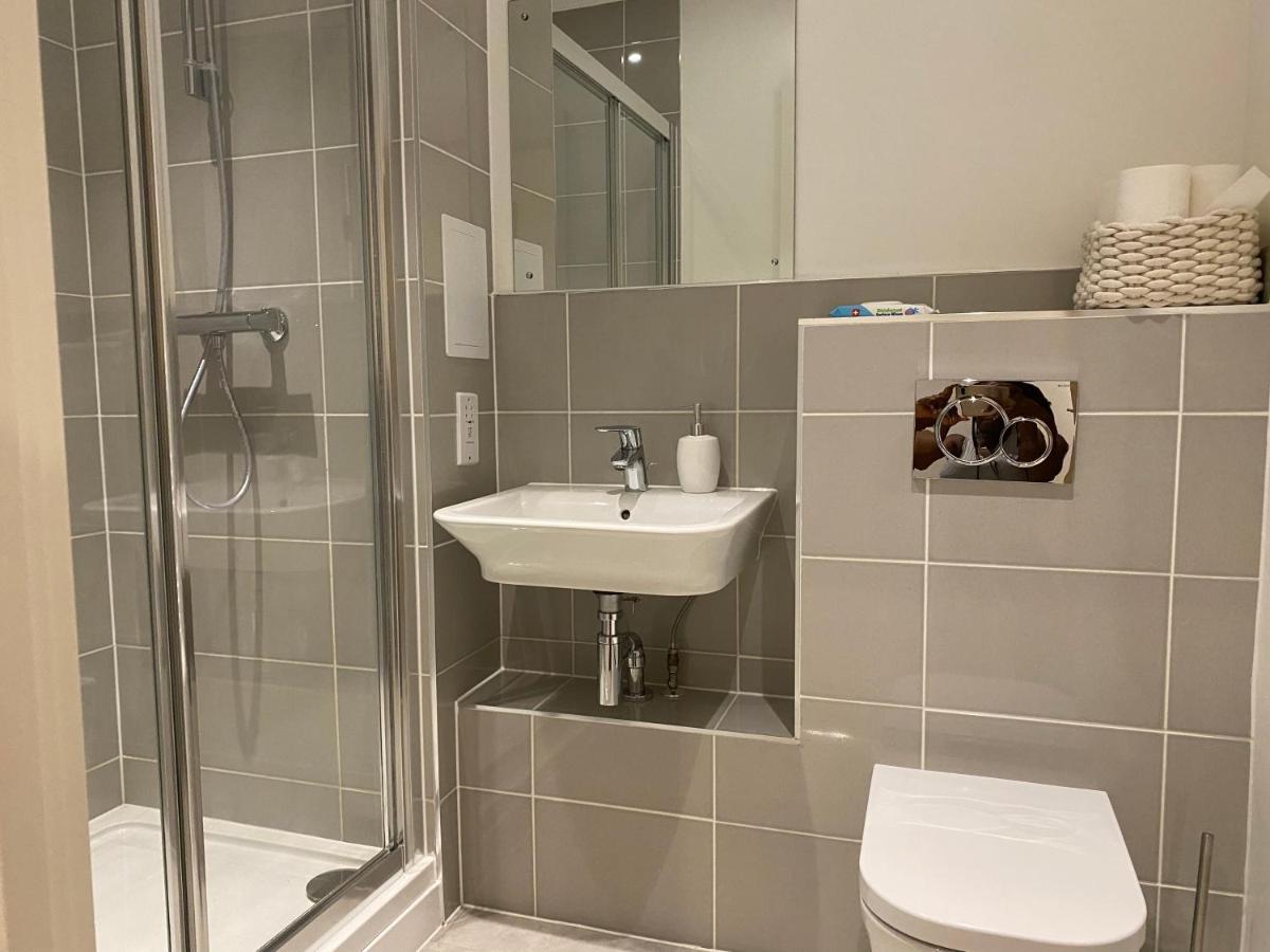 Triple T Homes Cosy 2 Bedroom Apartment With Balcony อิลฟอร์ด ภายนอก รูปภาพ